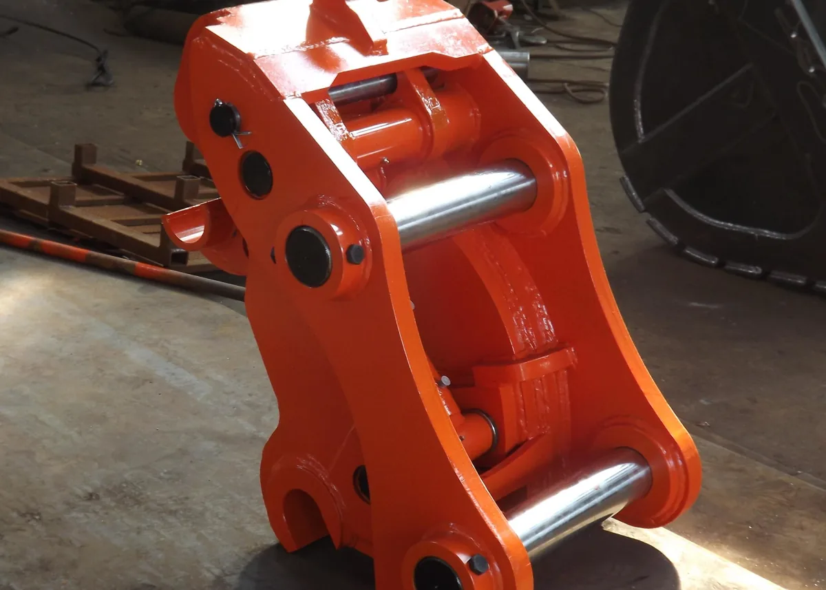 Excavator quick coupler with mounting pins