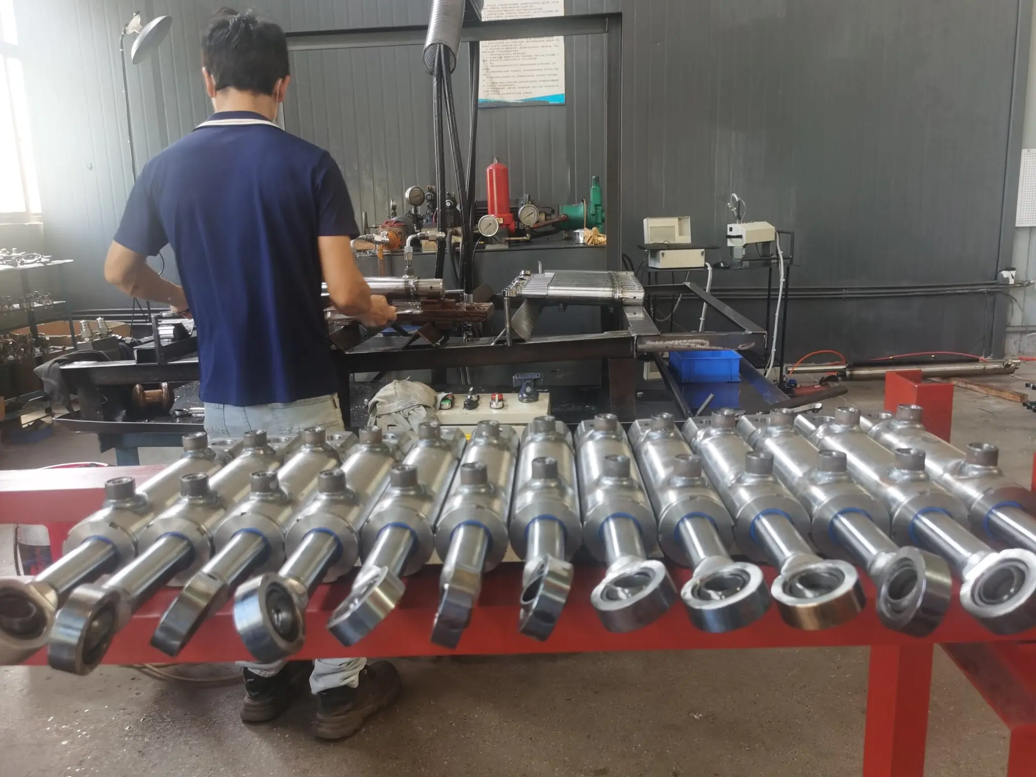 Hydraulic cylinder components and pressure equipment at a checking station
