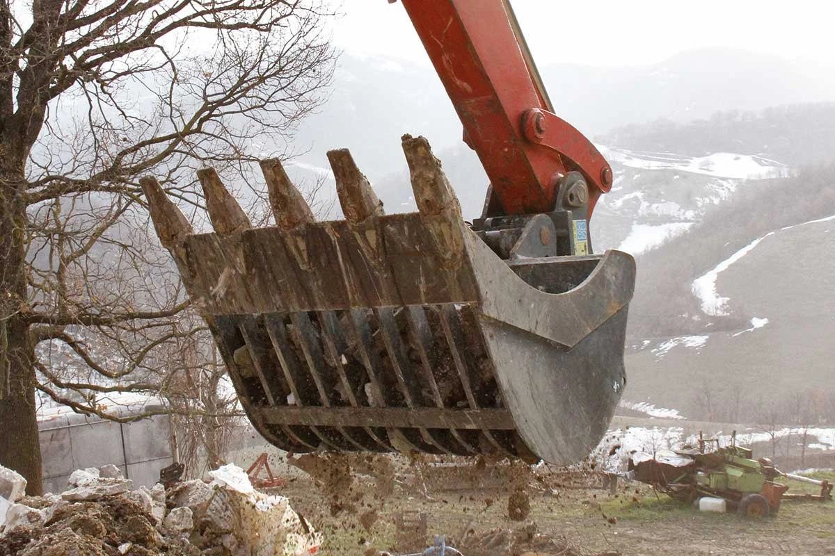 Open-grid excavator bucket handling stone and loose material