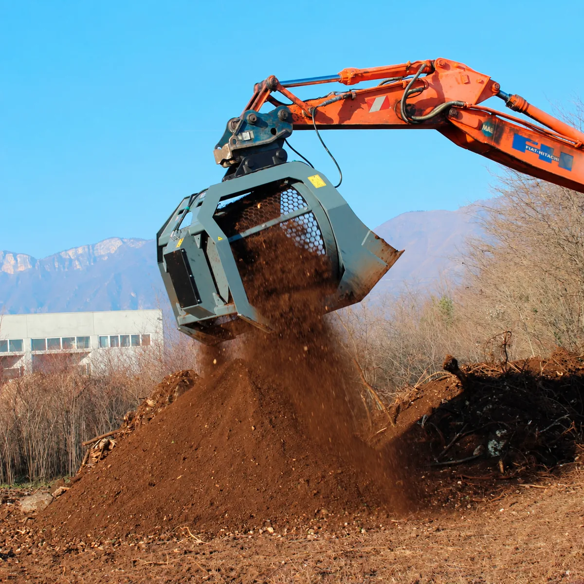 Rotary screening bucket separating soil