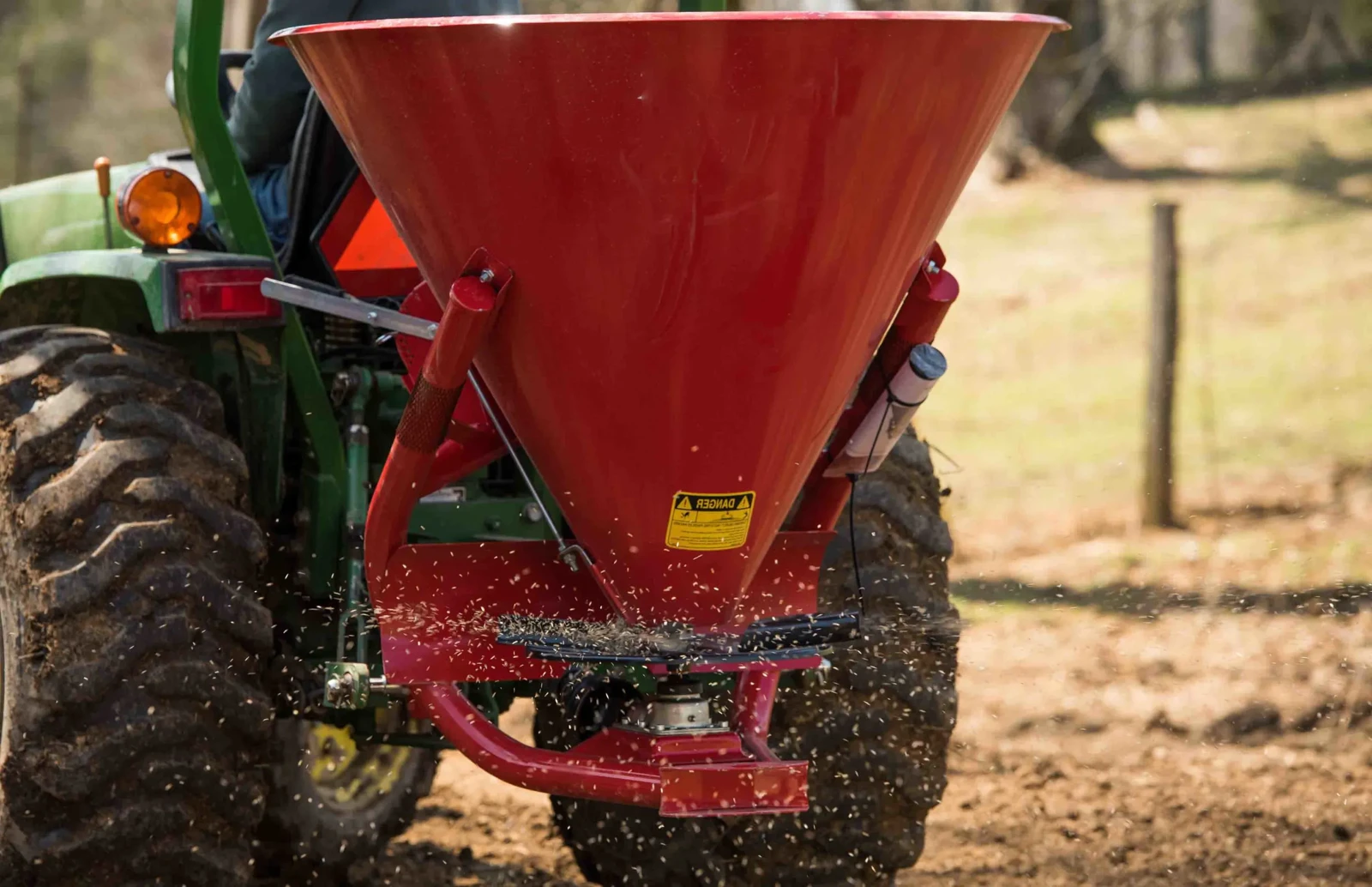 Fertilizer broadcasting with a centrifugal spreader