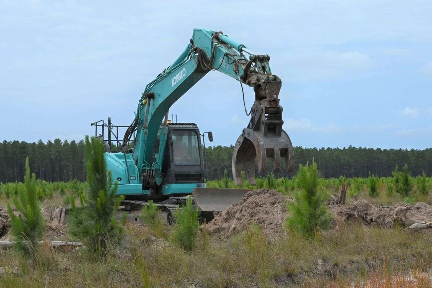 Soil handling with a clamshell bucket