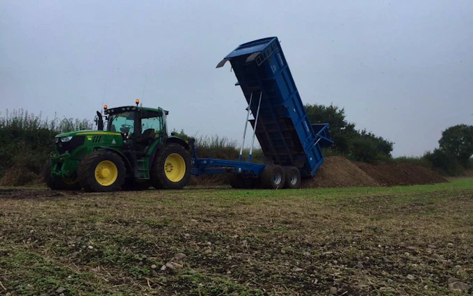 Bulk-material unloading with a tipping trailer