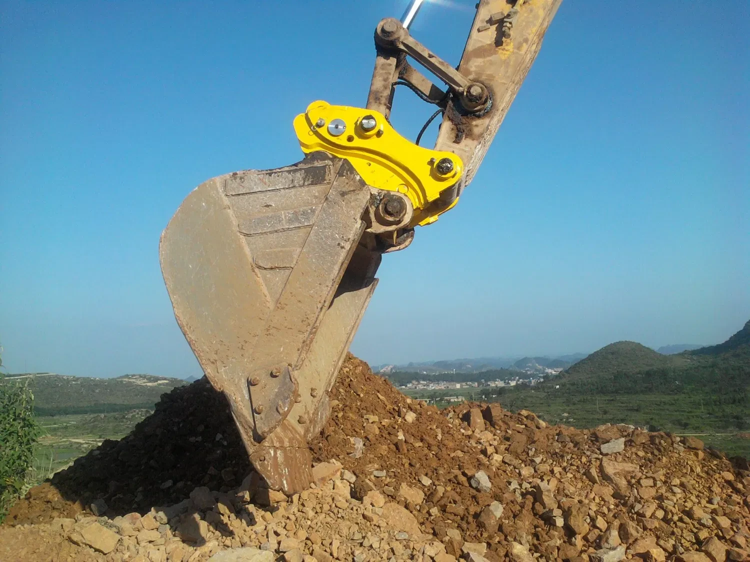 Bucket operation with a hydraulic quick coupler