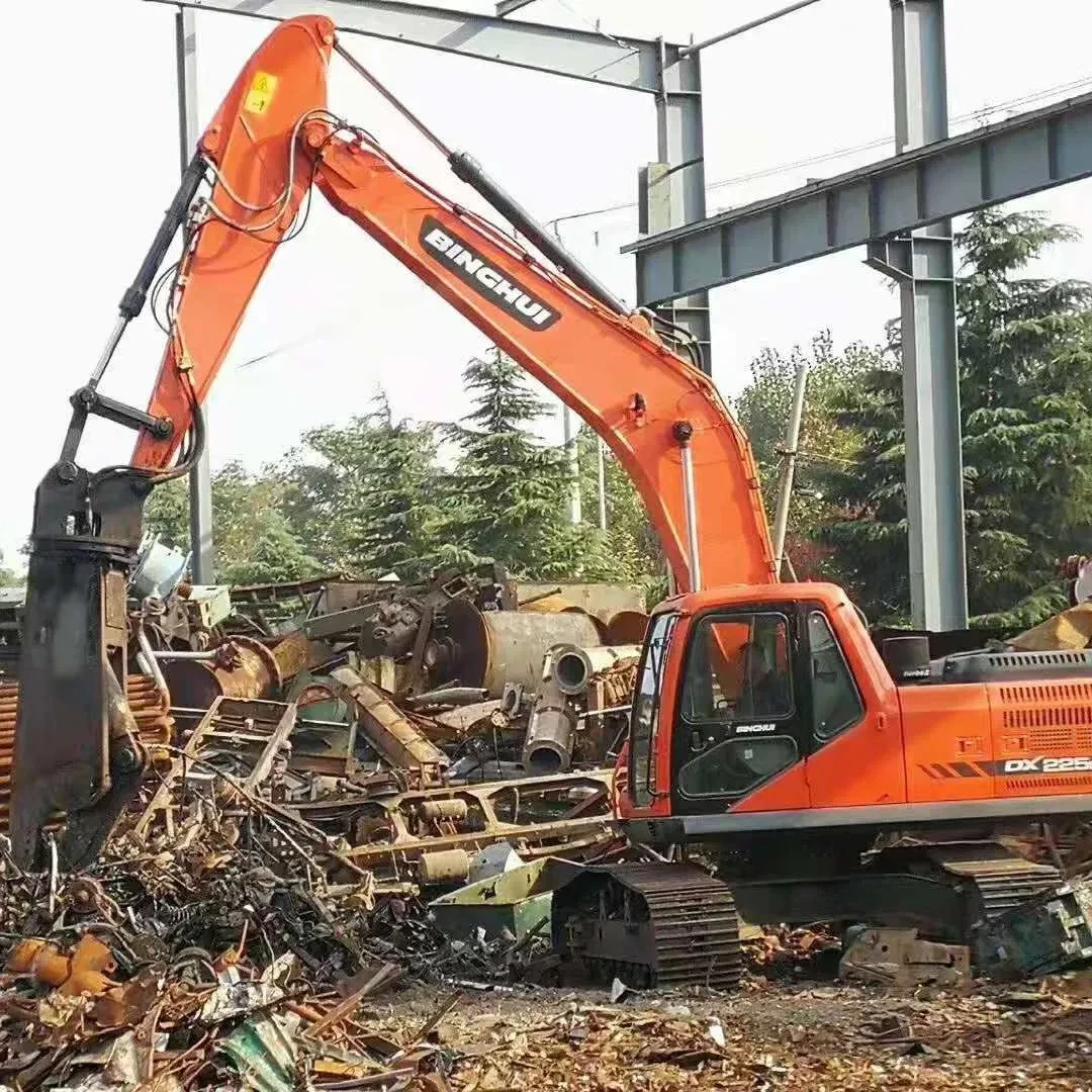 Scrap-metal cutting with an excavator-mounted hydraulic steel shear