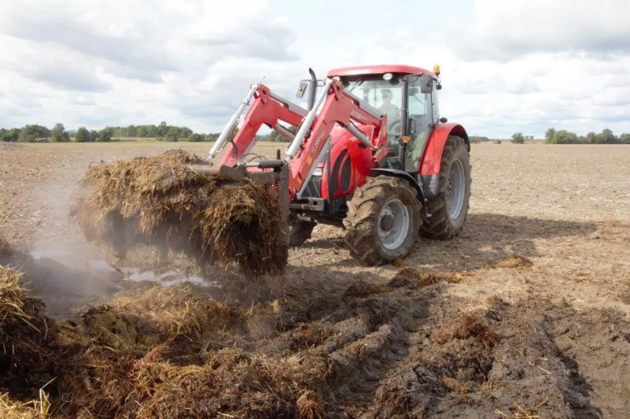 Manure handling with a tractor-loader manure fork