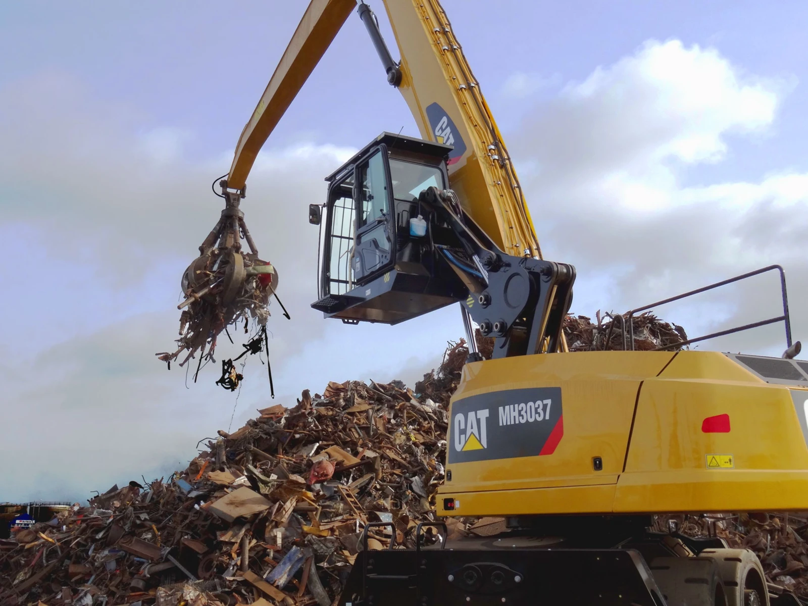 Scrap handling with an orange-peel grapple